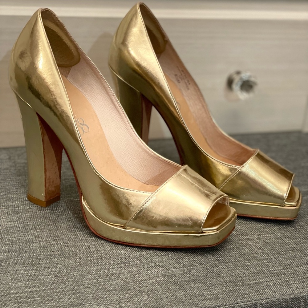 Boutique 58 gold color leather sole platform bottom peep toe heels. Size 6 1/2